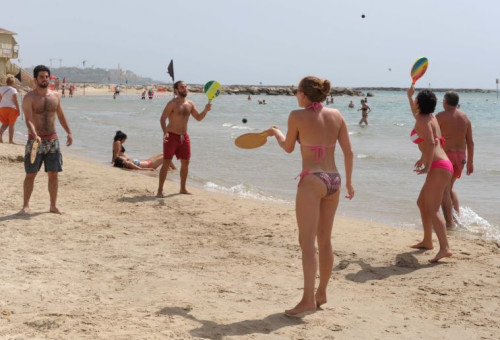 שרב בחופי תל אביב (צילום: אבשלום ששוני)