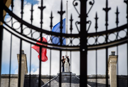 דגל צרפת בחצי התורן בארמון האליזה (צילום: רויטרס)