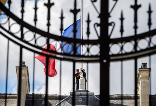דגל צרפת בחצי התורן בארמון האליזה (צילום: רויטרס)