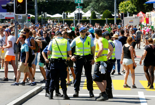 שוטרים בשוויץ (צילום: רויטרס)