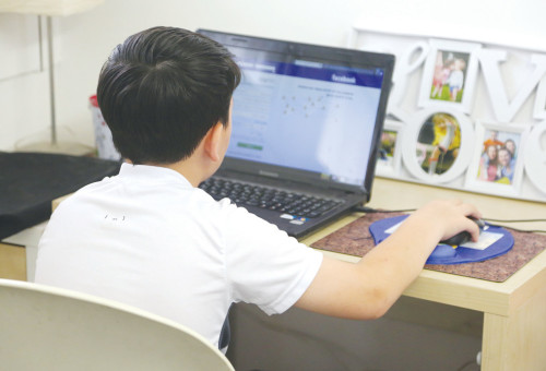 ילד גולש ברשתות חברתיות, צילום אילוסטרציה (צילום: אלוני מור)