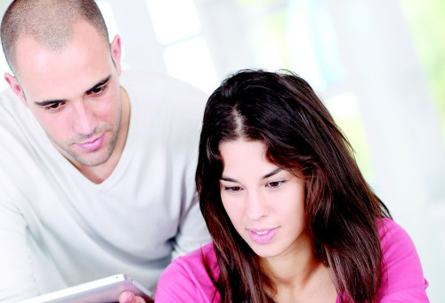 גבר ואישה עובדים (צילום: אינג אימג')