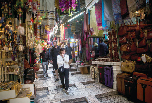 תיירים בירושלים (צילום: מרים אלסטר פלאש 90, רויטרס)