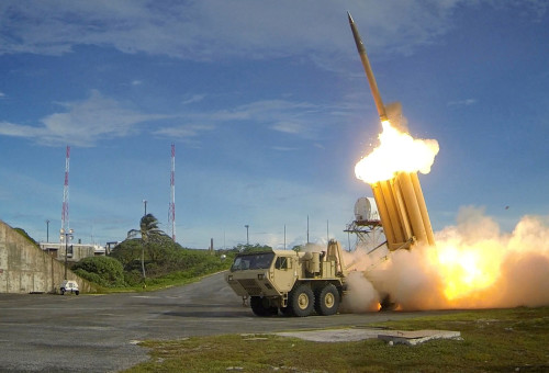 משגר מערכת THAAD . נישא על גבי משאית (צילום: רויטרס)