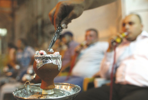 עישון נרגילה (צילום: נתי שוחט, פלאש 90)