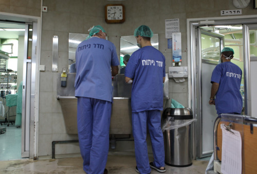 רופאים בחדר ניתוח, ארכיון (צילום: יעקב נאומי,פלאש 90)