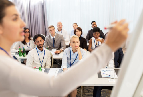 אישה מרצה מול קהל, אילוסטרציה (צילום: אינג אימג')