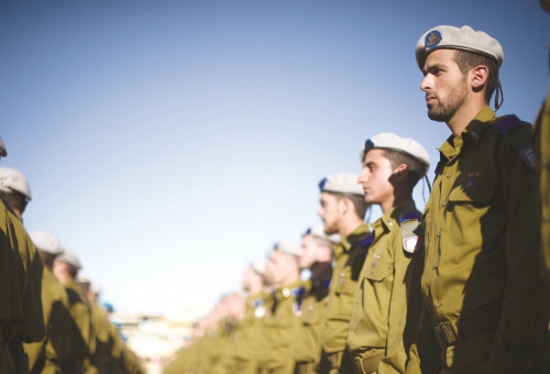 טקס סיום קורס קצינים. למצולמים אין קשר לכתבה (צילום: פלאש 90)