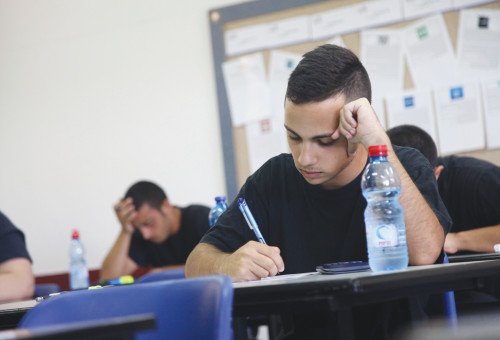 תלמידים נבחנים באנגלית, אילוסטרציה (למצולמים אין קשר לידיעה) (צילום: אלוני מור)