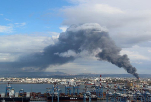 השרפה בבתי הזיקוק (צילום: אילן מלסטר, המשרד להגנת הסביבה)