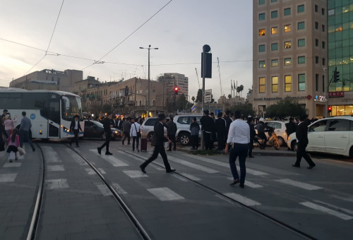 הפגנת חרדים לאחר מעצר עריק (צילום: אריאל שרפר)