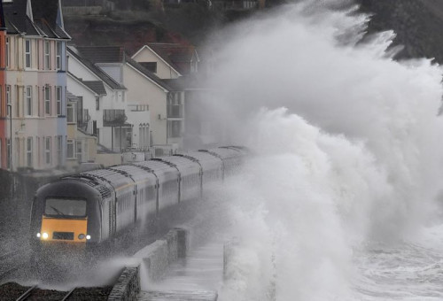סערה באנגליה (צילום: רויטרס)
