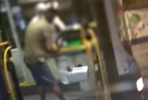 תקיפת נהג האוטובוס בפתח תקווה (צילום: דוברות המשטרה)