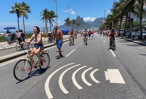 חוף הים בריו דה ז'ניירו, ברזיל (למצולמים אין קשר לנאמר בכתבה) (צילום: David GANNON / AFP)