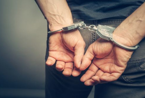 חשוד באזיקים (צילום: Shutterstock)