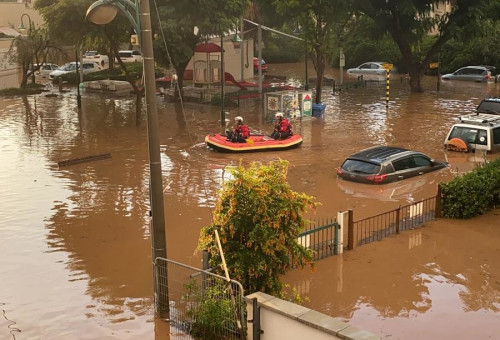 הצפות בנס ציונה (צילום: דוברות כבאות והצלה רחובות)