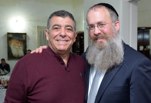 הרב שמואל ביסטריצקי (מימין) ויעקב דוד ז"ל (צילום: פייסבוק בית חב"ד סביון)