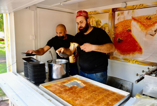 ממתקי חג' בק ביפו (צילום: אבשלום ששוני)