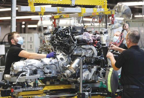 מפעל רכבים (צילום: רויטרס)