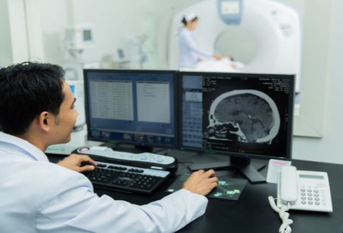 בדיקה לגילוי סרטן (צילום: Shutterstock)