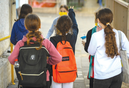 תלמידות בשער בית הספר (צילום: אבשלום ששוני)