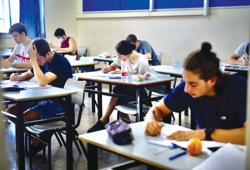 תלמידי תיכון בכיתה (למצולמים אין קשר לכתבה) (צילום: אבשלום ששוני)