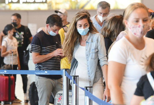 אנשים עם מסכות בנתב"ג (צילום: אבשלום ששוני)