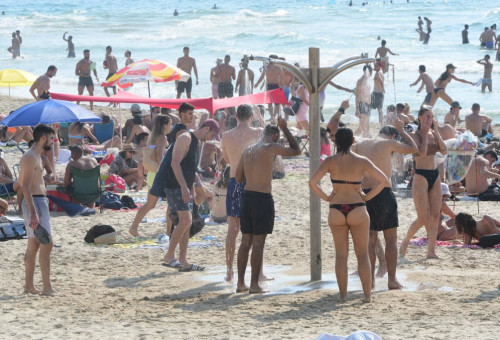 מזג אוויר לוהט בחוף תל אביב (צילום: אבשלום ששוני)