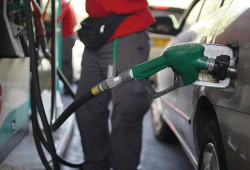 תדלוק בתחנת דלק  (צילום: קובי גדעון, פלאש 90)