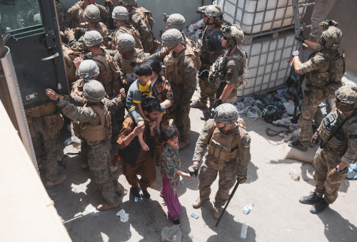 חיילי צבא ארצות הברית מסייעים בפינוי מנמל התעופה בקאבול, אפגניסטן (צילום: U.S. Marine Corps/Staff Sgt. Victor Mancilla/Handout via REUTERS)