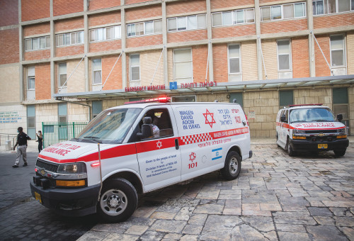 אמבולנס מחוץ לבית החולים הדסה עין כרם (צילום: יונתן זינדל, פלאש 90)
