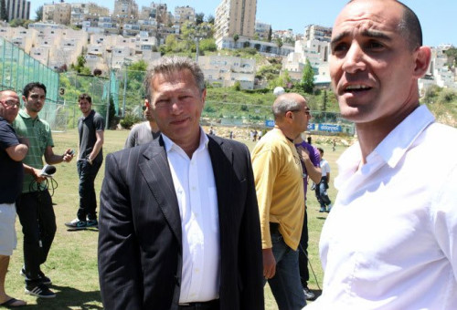 איציק קורנפיין יו"ר בית"ר ירושלים עם הבעלים ארקדי גאידמק (צילום: קובי אליהו)