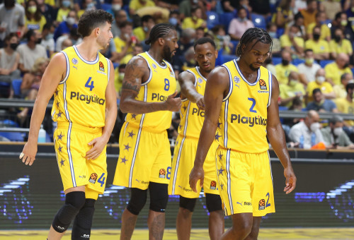 שחקן מכבי תל אביב קינן אוואנס עם אנג'לו קלויארו, ג'יימס נאנלי (צילום: דני מרון)