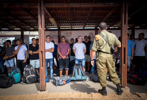 מתגייסים בלשכת הגיוס, ארכיון (צילום: מרים אלסטר, פלאש 90)