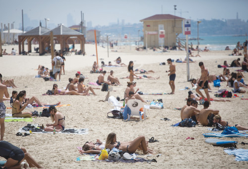 מבלים בחופי תל אביב (צילום: מרים אלסטר, פלאש 90)