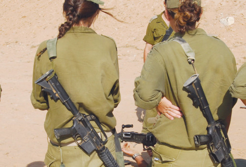 חיילות צה"ל, למצולמות אין קשר לנאמר בכתבה (צילום: גילי יערי, פלאש 90)