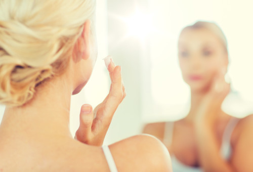 אישה מורחת קרם פנים (אילוסטרציה) (צילום: אינגאימג')