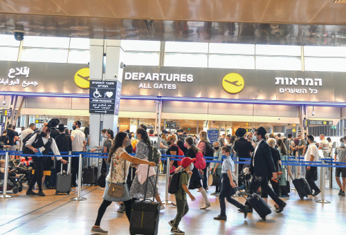 נוסעים בנתב"ג (צילום: אבשלום ששוני)