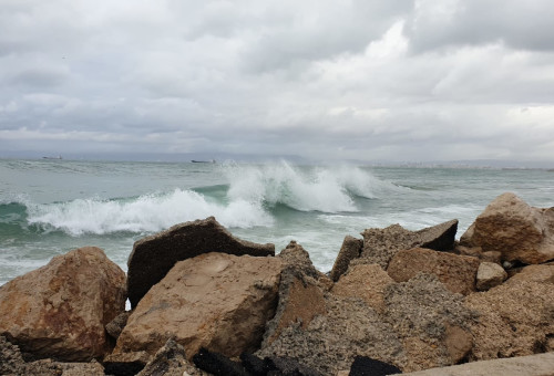 מזג אוויר סוער בחיפה (צילום: רביד חכמון/TPS)