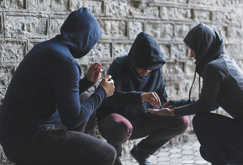 בני נוער משתמשים בסמים (אילוסטרציה) (צילום: אינגאימג')