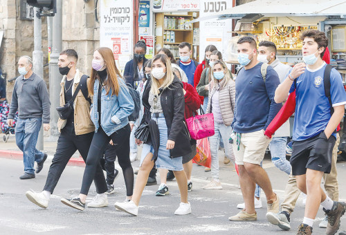 אנשים עוטים מסכות ברחוב (צילום: מרק ישראל סלם)