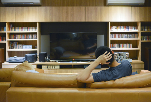 איש צופה בטלוויזיה (צילום: מעריב אונליין)