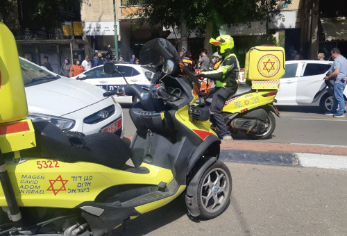 משטרה ואמבולנס בכפר-סבא (צילום: ויקטור קלי, תיעוד מבצעי מד"א)