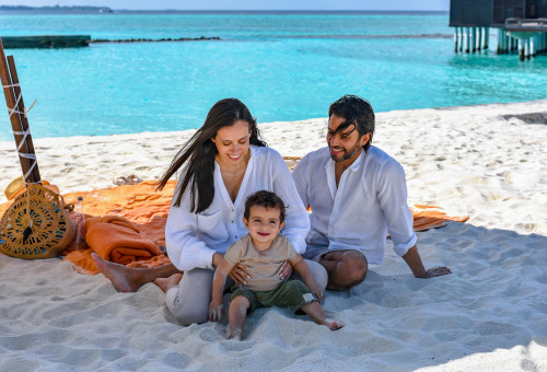 משפחה על חוף הים (צילום: Sheraton Full Moon Resort & Spa)