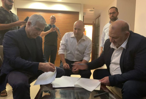 מנסור עבאס, נפתלי בנט ויאיר לפיד לאחר החתימה בכפר המכביה (צילום: דוברות רע"מ)