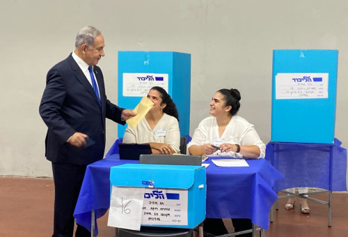בנימין נתניהו מצביע בפריימריז לליכוד (צילום: אבשלום ששוני)