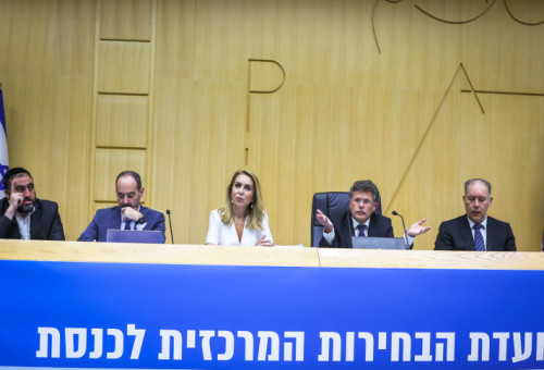 ;יו"ר ועדת הבחירות ואחד מחבריה (צילום: יונתן זינדל, פלאש 90)