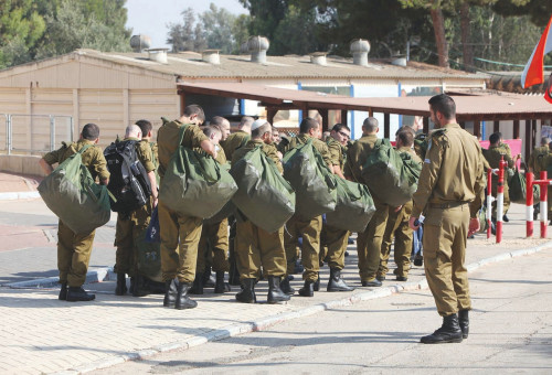 בקו"ם, תל השומר (צילום: אלי דסה)