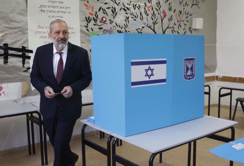 יו"ר ש"ס אריה דרעי מצביע לכנסת ה-25 (צילום: מרק ישראל סלם)