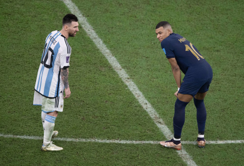 ליאונל מסי מול קיליאן אמבפה בגמר המונדיאל (צילום: GettyImages, Visionhaus)